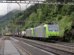 Re 485 005 mit Schwesterlok bei Wassen am 11.06.2011