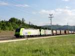 Re 485 007 und eine Re 486 mit  Geti  am 06.05.2011 bei Mattstetten.