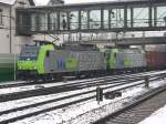 BLS Re 485 011 mit Re 485 017 und Containern im Schlepp bei der Einfahrt in den Rbf MZ-Bischofsheim