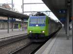 bls - 485 009-5 mit Rolla bei der durchfahrt im Bahnhof Spiez am 26.01.2013