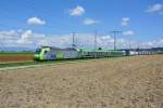 Re 485 019-4 mit ROLA und zwei Begleitwagen zwischen Lyssach und Hindelbank, 10.08.2013.