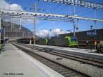 Re 485 006 und eine Schwesterlok mit einem Autozug bei der Durchfaht in Frutigen am 21.10.06