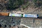 Die 186 106 der Railpool und Re 485 019 der BLS auf der Gotthard Nordrampe bei Amsteg; 07.03.2015