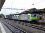 BLS - 485 0160 mit 486 508-5 vor Güterzug bei der durchfahrt im Bahnhof von Sissach am 06.10.2015