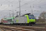 BLS Lok 185 010-3 durchfährt den Badischen Bahnhof. Die Aufnahme stammt vom 01.12.2015.