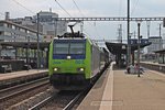 Mit einer RoLa (Freiburg (Brsg) Rbf - Novara) fuhr am 14.05.2015 die Re 485 001-2  Haltingen  durch den Bahnhof von Pratteln in Richtung Olten/Lötschberg.
