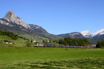 BLS 485 004 mit einem Containerzug am 05.05.2016 in Steinen