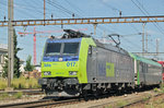 Re 485 017-8 durchfährt den Bahnhof Pratteln. Die Aufnahme stammt vom 03.08.2016.