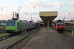 Ausfahrt am Morgen des 06.08.2015 von Re 485 018-6 zusammen mit Railpool/Lokomotion/BLS Cargo 186 106 und einem Wetron-KLV aus dem Badischen Bahnhof von Basel, als sie an der abgestellt Re 482 033-8