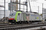 Re 486 507-7 ist beim Bahnhof Muttenz abgestellt.