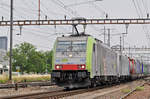 Doppeltraktion, mit den Loks 486 510-1 und 186 103-8, durchfahren den Bahnhof Pratteln.