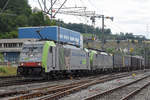Doppeltraktion, mit den BLS Loks 486 503-6 und 475 411-5, durchfährt den Bahnhof Lausen.