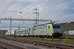 Re 486 509-3 der BLS durchfährt am 19.10.2022 den Bahnhof Pratteln.