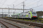 Re 486 502-8 der BLS durchfährt am 13.09.2022 den Bahnhof Pratteln.
