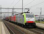 bls/DB - 486 505 und im Schlepp DB 185 125-2 vor Güterzug bei der durchfahrt im Bahnhof Prattelen am 02.05.2013