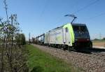 486 507 mit einem KLV-Zug aus Italien in Richtung Holland gen Norden am Vormittag des 17.04.14 zwischen Auggen und Müllheim (Baden).