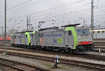 Doppeltraktion, mit den BLS Lok 486 503-6 und 486 508-5, werden am Badischen Bahnhof aufgerüstet.