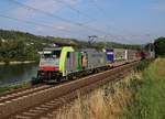 486 504 der BLS mit KLV-Zug in Fahrtrichtung Rüdesheim. Aufgenommen am 16.07.2015 bei Lorch am Bächergrund.