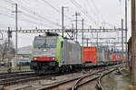 Re 486 503-6 durchfährt den Bahnhof Pratteln. Die Aufnahme stammt vom 27.02.2018.