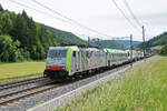 Re 486 508-5 fährt Richtung Bahnhof Gelterkinden. Die Aufname stammt vom 28.05.2022.