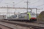 Doppeltraktion, mit den Loks 486 502-8 und 186 903-1 durchfährt am 02.02.2023 den Bahnhof Pratteln.