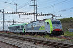 Re 486 502-8 der BLS durchfährt am 08.06.2023 den Bahnhof Pratteln.