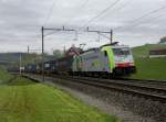 Die 486 505 mit einem Containerzug am 25.04.2012 unterwegs bei Immensee.