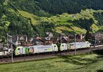 BLS Re 486 508-5 und BLS Re 486 506-9, fahren oberhalb der Ortschaft Wassen, mit einem Containerzug talwärts.
Aufgenommen am 19.7.2016.