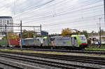 Doppeltraktion, mit der Re 486 506-9 an der Spitze, durchfährt den Bahnhof Pratteln. Die Aufnahme stammt vom 17.10.2016.