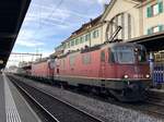 Die Re 4/4 11337 und die Re 6/6 11676  Zurzach  ziehen einen Güterzug Richtung Süden, am 19.3.17 bei der Durchfahrt in Thun.