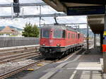 SBB - Lokzug mit Re 6/6  11668 und Re 4/4 bei der durchfahrt im Bahnhof von Rothrist am 03.05.2017