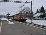SBB - 620 050-05 mit Güterzug bei der durchfahrt im Bahnhof Busswil am 02.12.2017