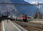 SBB: Re 620 039-8  MURTEN  mit einem Güterzug beim Passieren des Bahnhofs Martigny am 30.