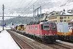 Viel Verkehr am Gotthard: Die SBB Re 620 005-9  Uster  erreicht am 28.
