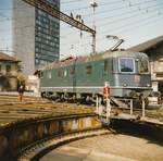 Wieder etwas aus dem Archiv: Re 6/6 11688 Linthal im März 1993 kurz vor der Auffahrt auf die Drehscheibe im Depot von Basel.