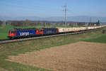 Zug 41517 mit Doppeltraktion Re 620  bestehend aus den beiden blauen Re 620013 „RAPPERSWIL“ und Re 620034 „AARBURG-OFTRINGEN  bei Bollodingen am 24.