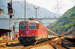 15.06.2001, Schweiz, Bahnhof Bellinzona, Lok 11671 fährt 13:51 Uhr mit ihrem Schnellzug von Zürich ein