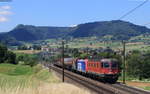 Re620 025-7 und Re484 012-0 mit einem gemischten Güterzug bei Frick 23.6.20