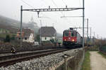 Die Re 620 034-9  Aarburg-Oftringen  mit ihrem Güter auf der Fahrt nach Lausanne beim Passieren des Weilers Chavannes am 26.