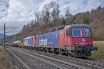 Re 620 079-4  Cadenazzo  hat 474 013 im Schlepptau und ist samt Güterzug bei Villnachern AG in Richtung Tessin unterwegs, aufgenommen am 06.12.2021.