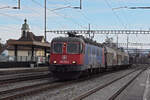 Re 620 013-3 durchfährt den Bahnhof Rupperswil.