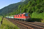 Dampf am Gotthard: Als Rahmenprogramm arbeitet sich der Verbano-Express (TR Trans Rail AG) Luzern - Göschenen - Bellinzona - Luino (I) am Abend des 18. Juni 2022 wieder pünktlich bei Silenen die Gotthard-Nordrampe hinauf.