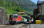 Dampf am Gotthard: Als Rahmenprogramm rollt der Verbano-Express (TR Trans Rail AG) Luino (I) - Bellinzona - Göschenen - Luzern am 18.