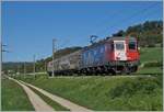 Bei Bietingen bei Kilometer 375.4 ist die SBB Re 6/6 11612 (Re 620 012-5)  Regensdorf  mit einen kurzen Güterzug nach Singen unterwegs. 

19. September 2022