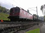 Re 6/6 11650 mit einem Tankzug und Streckenläufer am Genfersee bei Chillon.