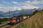 620 069 und 11349 rollen vor der Kulisse von Eiger, Mönch und Jungfrau von Spiez nach Thun hinab, 15.06.2012.