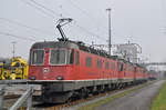 Re 6/6 11667, Re 4/4 II 11321, Re 6/6 11668 und die Re 4/4 II 11349 sind beim Güterbahnhof Muttenz abgestellt.