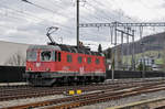 Re 6/6 11604 durchfährt den Bahnhof Sissach.