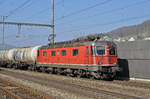 Re 6/6 11652 durchfährt den Bahnhof Gelterkinden. Die Aufnahme stammt vom 16.03.2017.