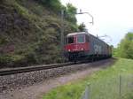 Den Gotthard bereits hinter sich gelassen hat am 01.05.2007 Re 6/6 620 087-7 und eine uns unbekannte Re 4/4 bei Sisikon. Diese Fotostelle befindet sich in der Nhe der Tellsplatte zwischen dem 1.128m langem Axen- und dem 171m langem Tellsplattentunnel. Tellsplatte? Hier soll sich der schweizer Nationalheld Wilhelm Tell mit einem beherztem Sprung aus Gesslers Boot gerettet haben.